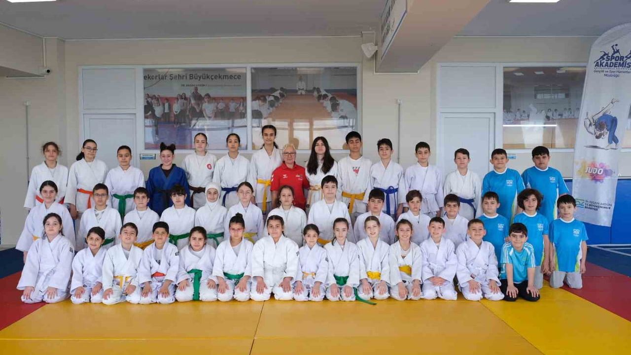 Büyükçekmece'de Judo Kuşak Sınavında Minik ve Genç Sporcular Terfi Etti