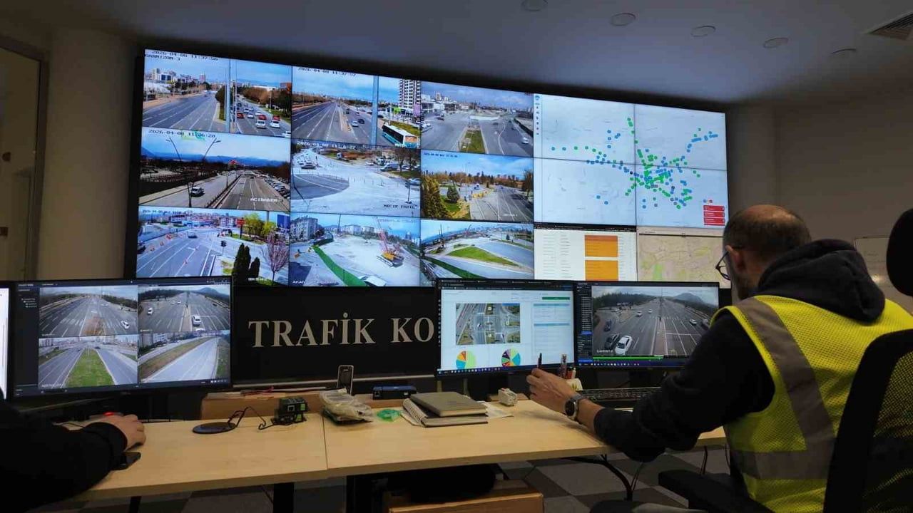 Büyükşehir, Kartal'da trafiği 7/24 akıllı sistemlerle yönetiyor
