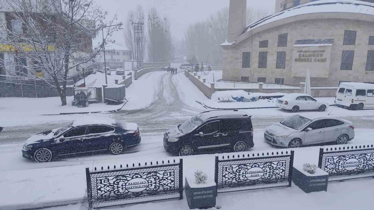Çaldıran’da nisan ortasında yoğun kar yağışı: Bahar hazırlıkları aksadı