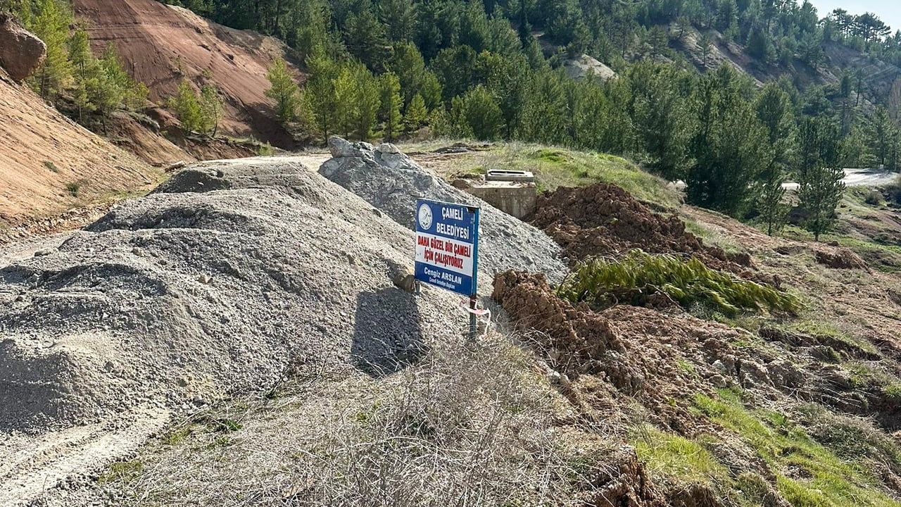 Çameli Belediyesi Cevizli Mahallesi'nde yağış zararına yönelik yol onarımlarını sürdürüyor