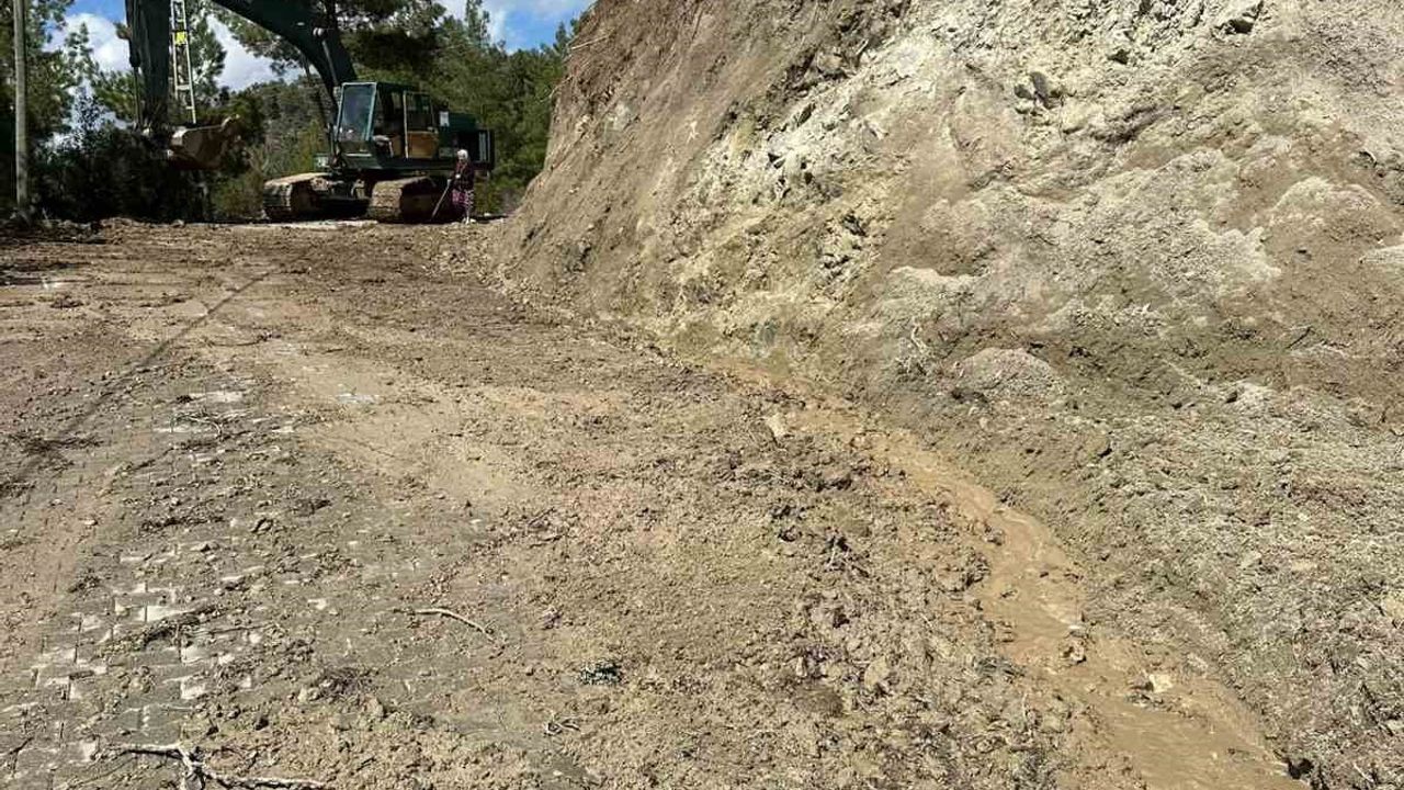 Çameli Belediyesi, Gökçeyaka'daki heyelan sonrası kapanan yolları ulaşıma açtı