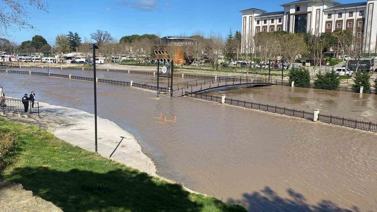 Çanakkale Biga'da Kocabaş Çayı taştı, otopark kullanıma kapatıldı
