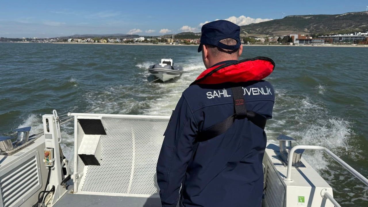 Çanakkale Boğazı’nda motor arızası: Lastik bottaki 3 kişi Sahil Güvenlik tarafından kurtarıldı