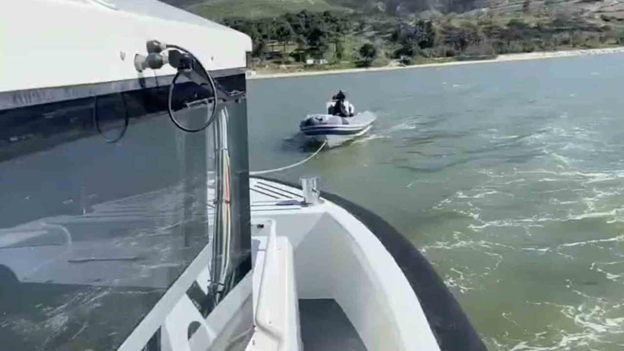 Çanakkale Boğazı'nda motor arızası yapan lastik bottaki 3 kişi Sahil Güvenlik tarafından kurtarıldı