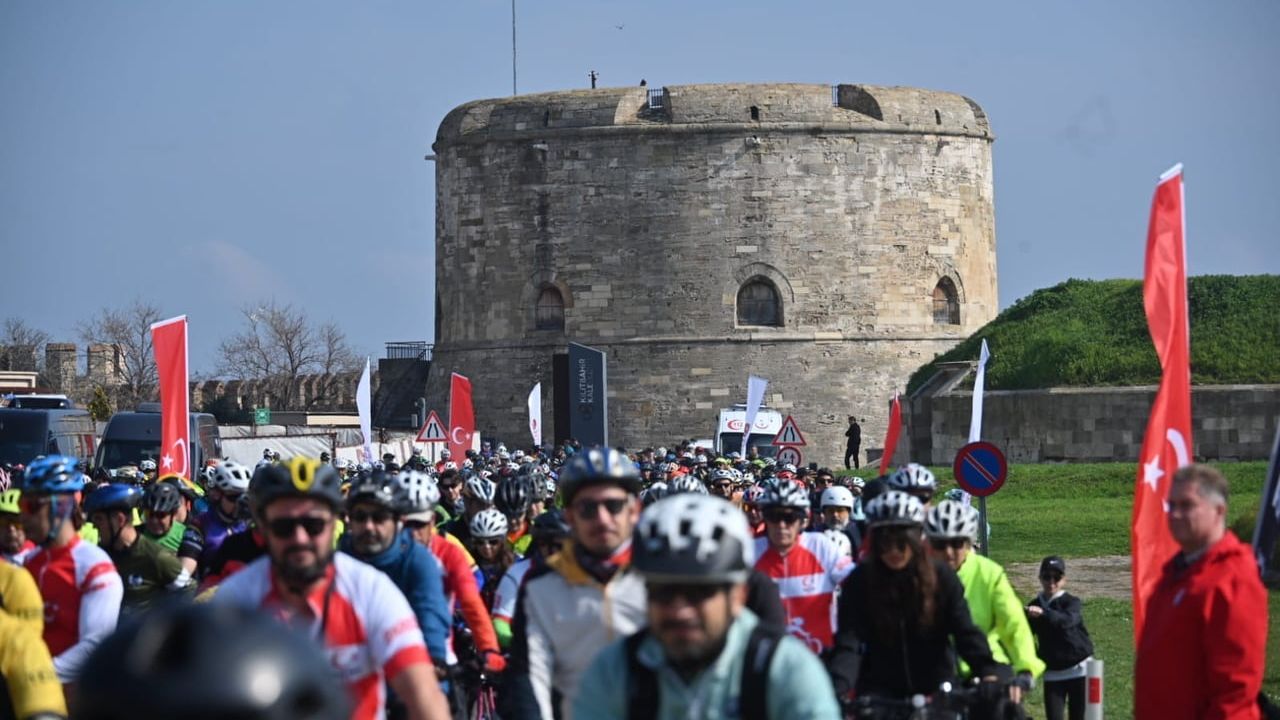 Çanakkale’de 1.050 Bisikletli 48 km’lik 'Şehitlere Saygı' Sürüşünde Pedal Çevirdi