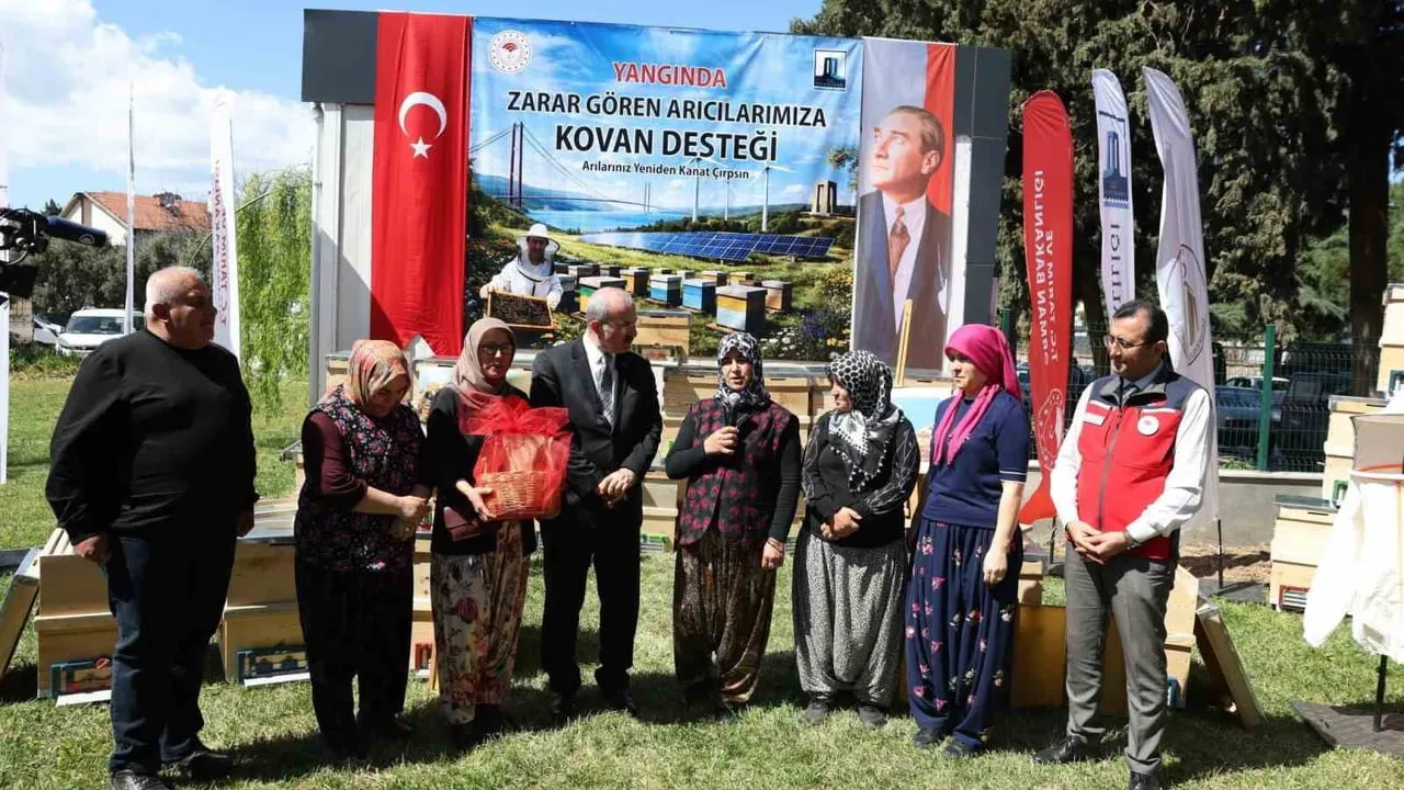 Çanakkale'de 2025 orman yangınlarında zarar gören 39 arıcıya 2 bin kovan teslim edildi