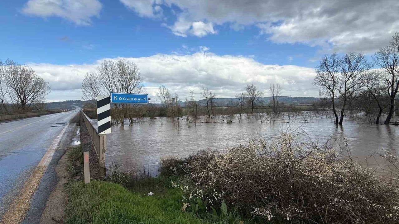 Çanakkale'de Kocabaş Çayı taştı, Hurma ve Durali köy yolu ulaşıma kapandı