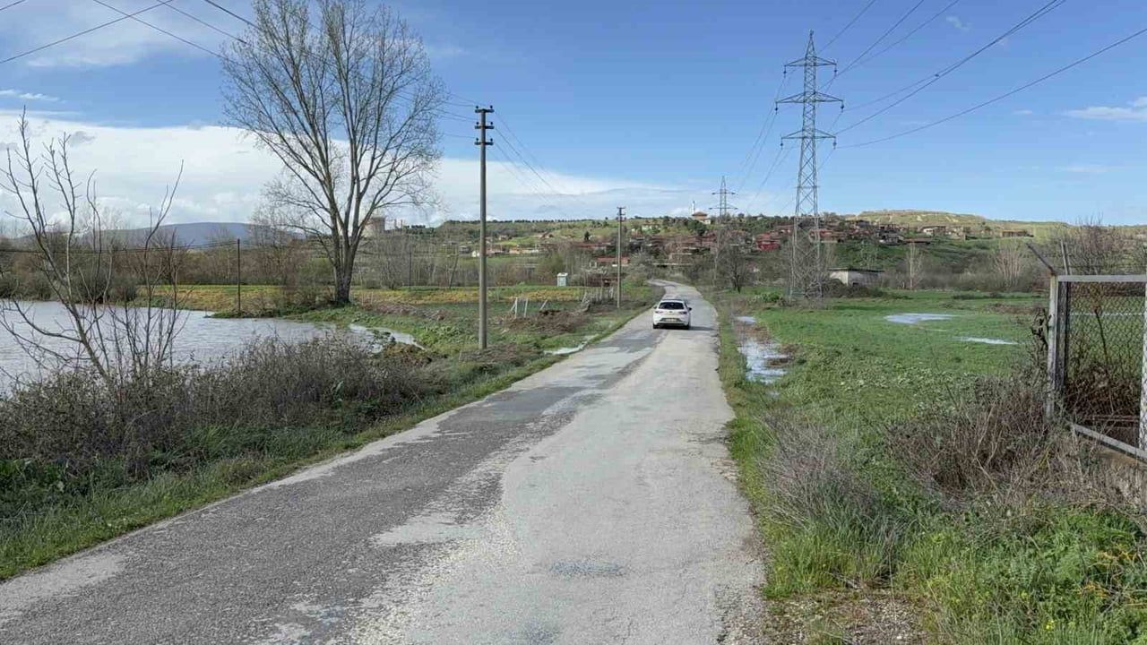 Çanakkale'de taşkın: Hurma-Durali köy yolu yeniden ulaşıma açıldı