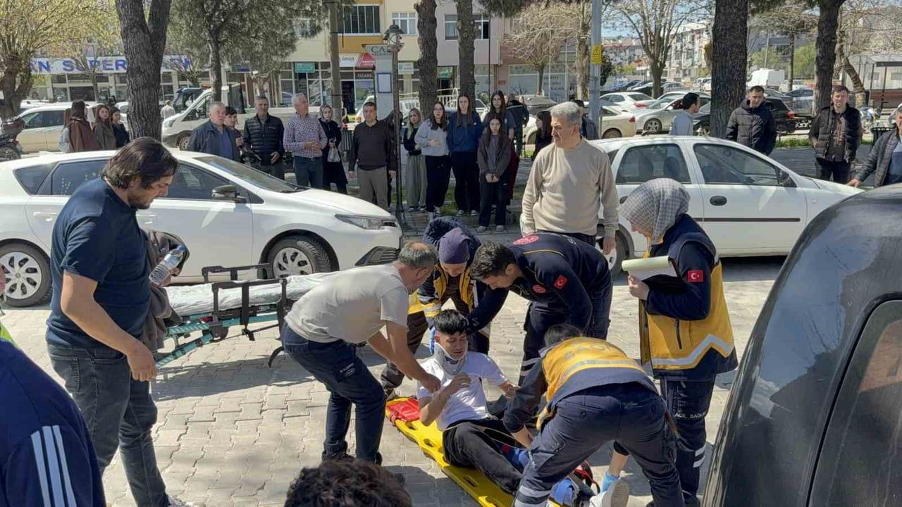Çanakkale'nin Çan ilçesinde motosiklet yayaya çarptı: 2 yaralı