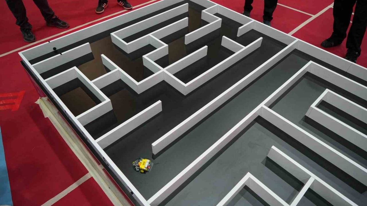 Canik'te ROBOSAM Robot Yarışması: 258 robotla gençler beş kategoride yarıştı