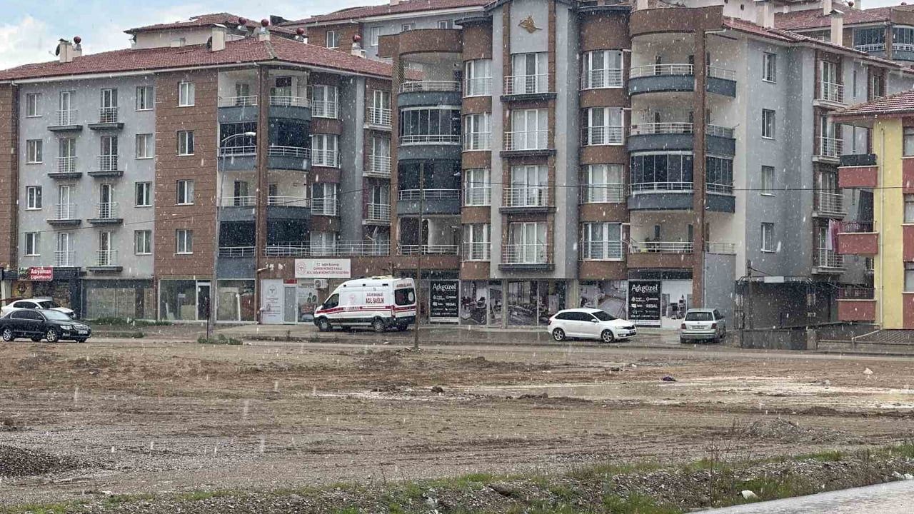 Çankırı'da kar yağışı il merkezinde de etkili oldu; Meteoroloji zirai don uyarısı yaptı