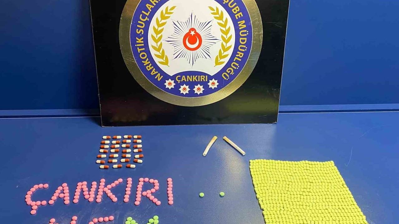 Çankırı'da kurye kılığında uyuşturucu sevkiyatı: 4 kişi ve bin ecstacy hap ele geçirildi