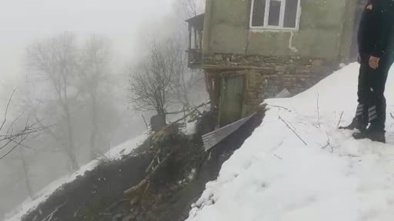 Çatak'ta toprak kayması: Akçebük Mahallesi'nde bir evin temeli zarar gördü