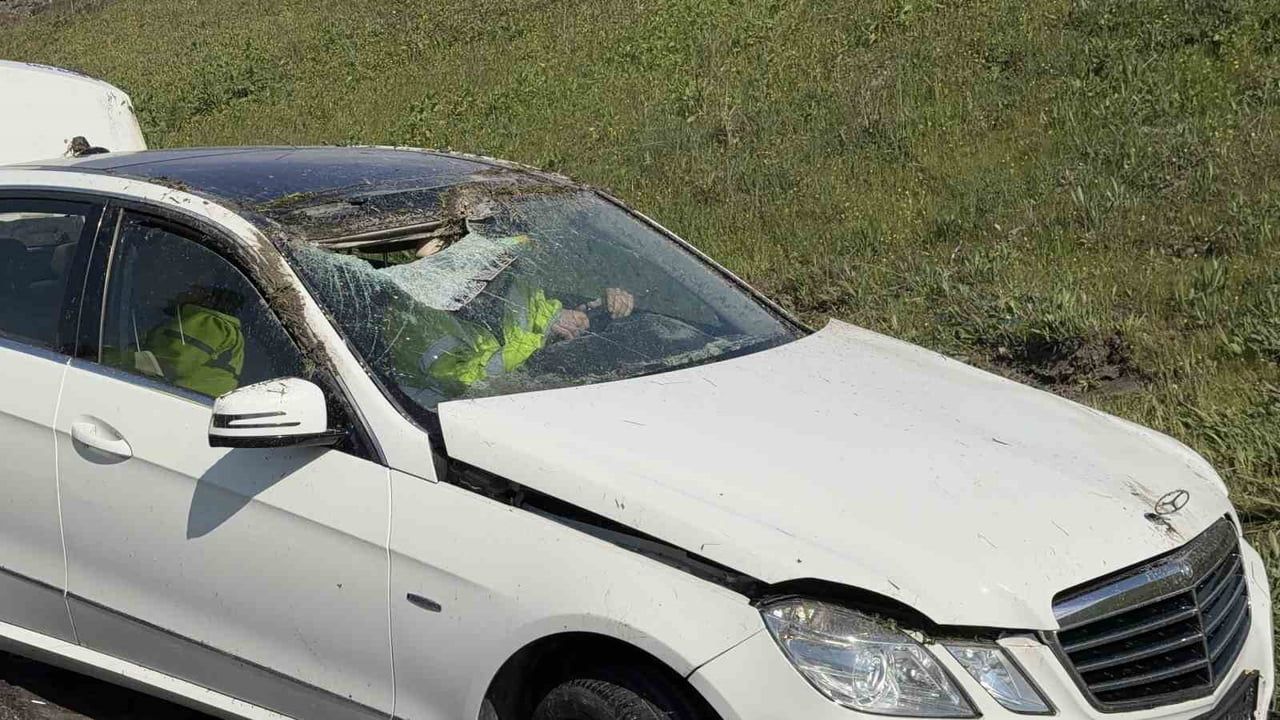 Çatalca'da Kuzey Marmara Otoyolu'nda otomobil takla attı; 2 kişi burnu bile kanamadan kurtuldu