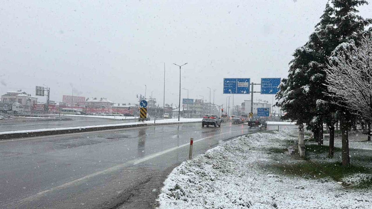 Çay'da Nisan Karı: Lapa lapa yağan kar ilçeyi beyaza bürüdü