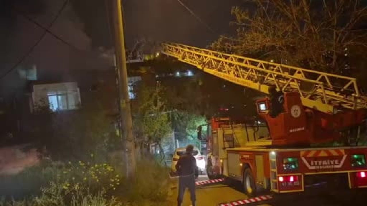 Çayırova'da çatı katında yangın söndürüldü: Yaralanma yok, inceleme başlatıldı