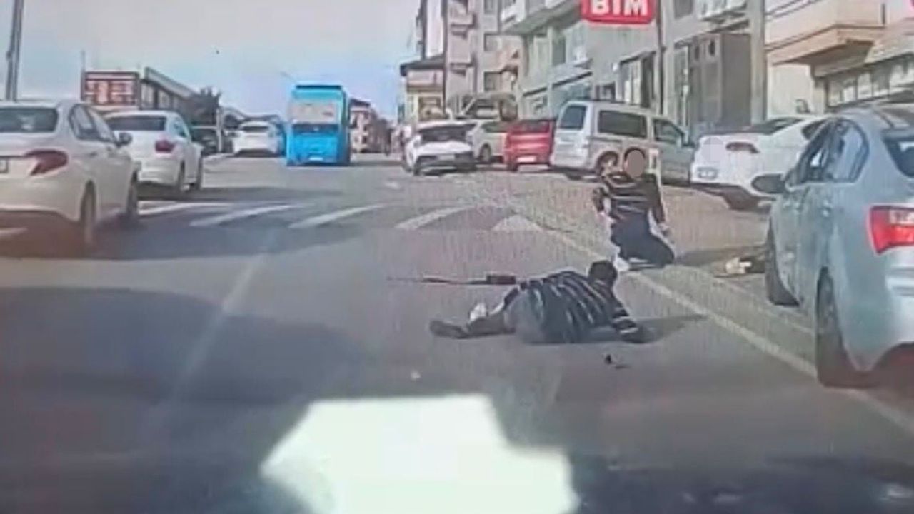 Çayırova'da direksiyon başında uyuduğu iddia edilen sürücünün aracı kaldırımdaki 3 yayaya çarptı