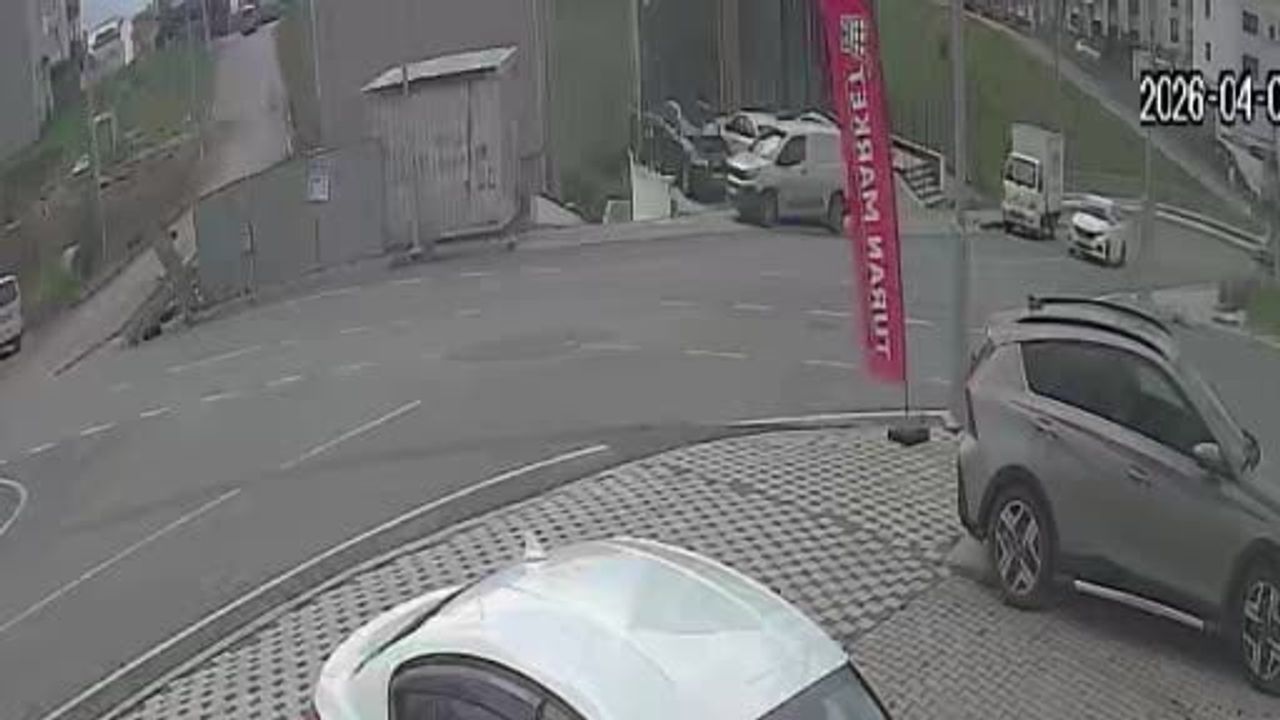 Çayırova'da iki SUV çarpıştı: 7 yaralı, kaza anı güvenlik kamerasında