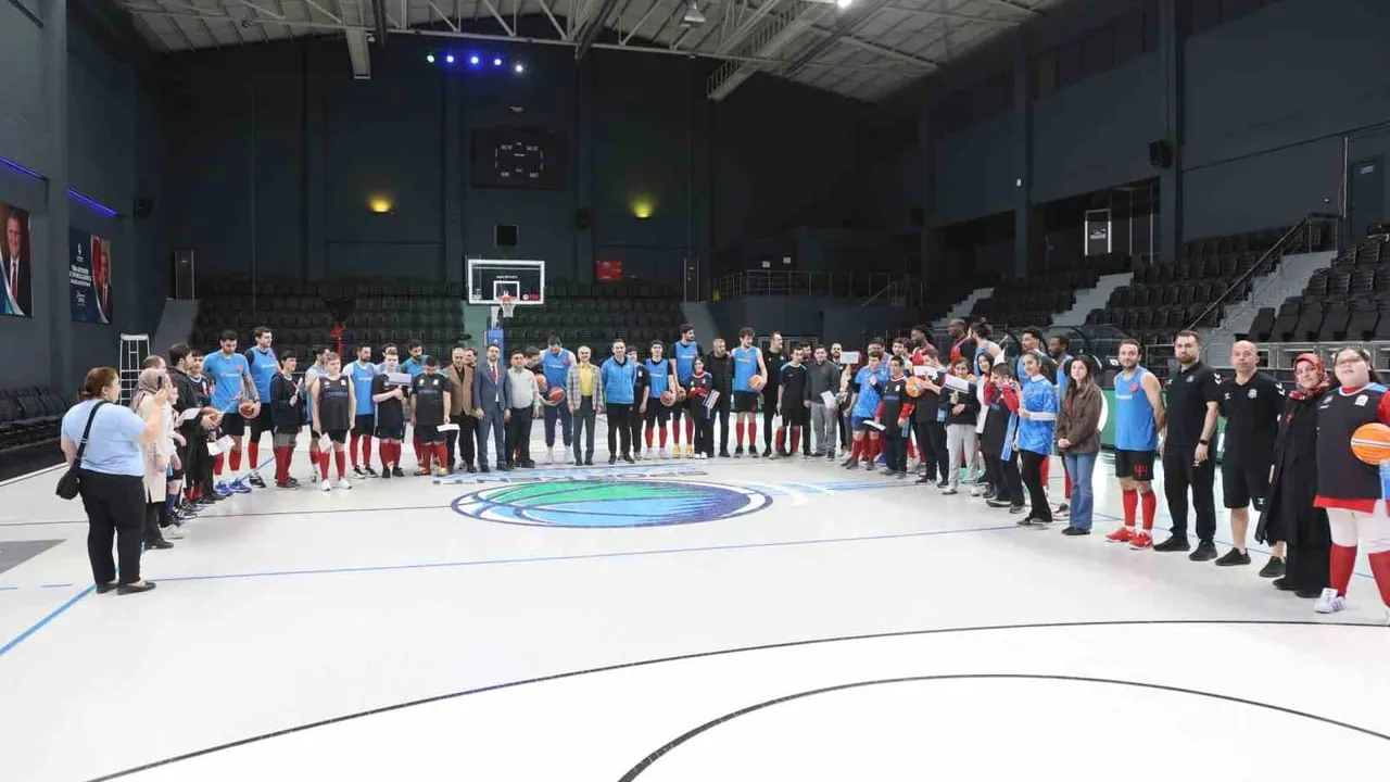 Çayırova'da özel bireyler ve basketbolcular 'Sevgi varsa engel yoktur' mesajıyla buluştu