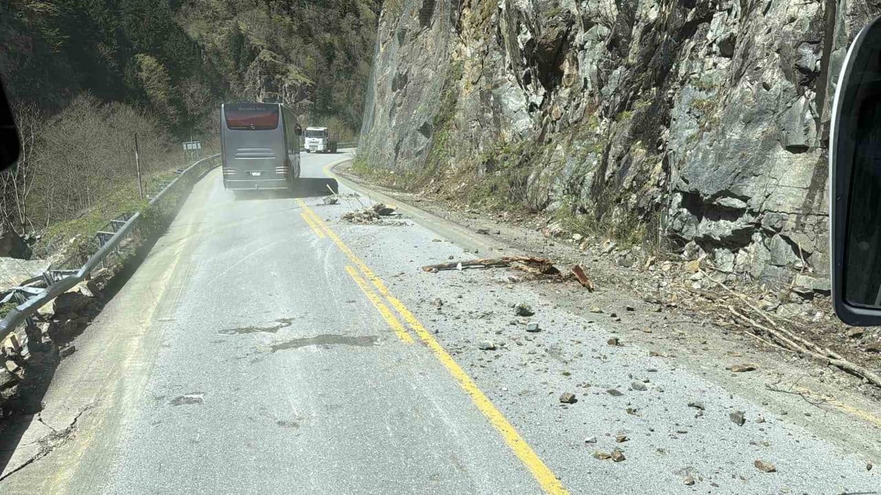 Çaykara-Uzungöl kara yolunda kaya düşmesi nedeniyle ulaşım kontrollü sağlanıyor