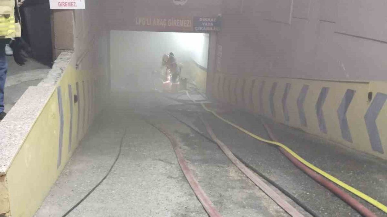 Çekmeköy'de sitenin otoparkında park halindeki elektrikli araçta yangın çıktı