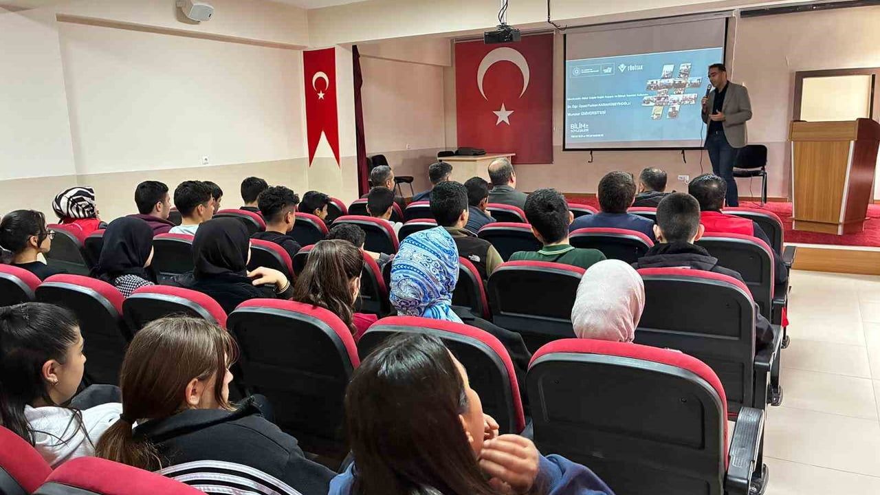 Çemişgezek'te 'siberkondri' ele alındı: Dijital sağlık bilgisi ve okuryazarlık vurgulandı
