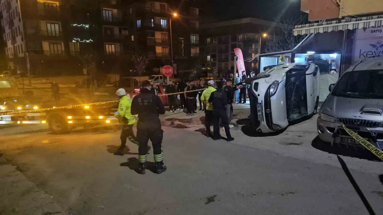 Çerkezköy'de hafif ticari araç kontrolden çıktı, markete girerek 2 kişi yaralandı