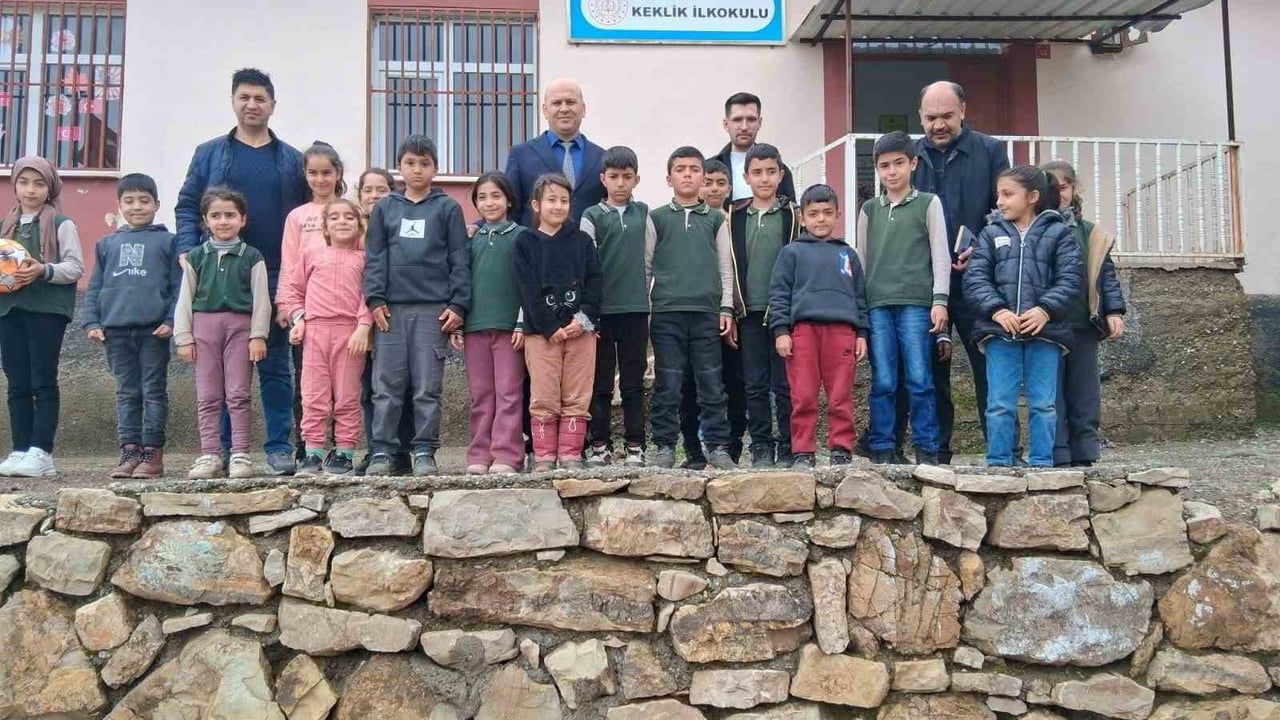 Çermik İlçe Milli Eğitim Müdürü Cevat Baran okulları denetledi ve öğrencilerle buluştu