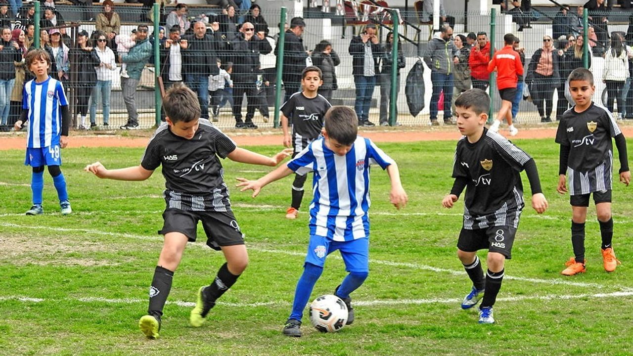 Çeşme'de İlk U9 Futbol Festivali: 20 Takım, 350 Sporcu ve 84 Maçla Tam Gün Coşku