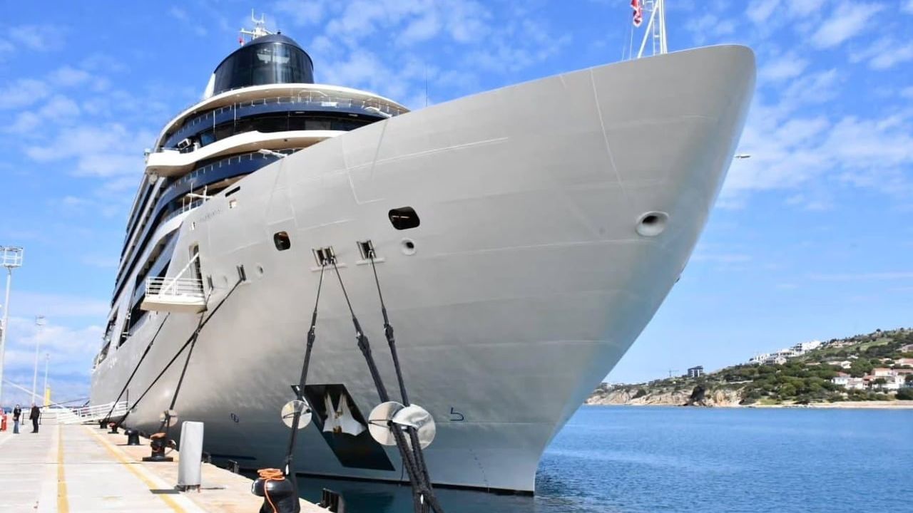 Çeşme'de kruvaziyer turizmi artıyor: 'Four Seasons Yacht' Ulusoy Limanı'nda