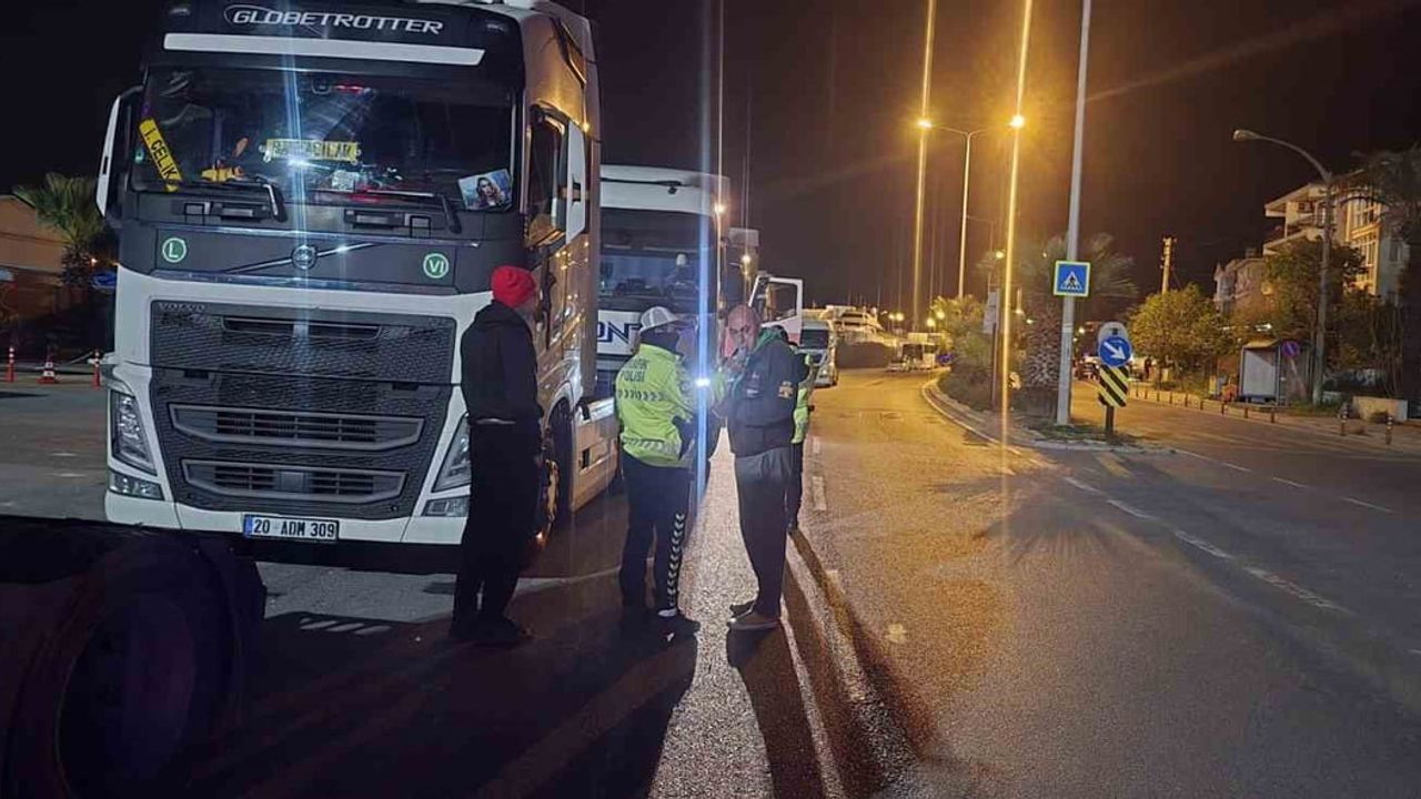 Çeşme'de Liman Yolu'nda Gece Denetimi: Tır Sürücüleri Alkol ve Trafik Kurallarına Karşı Kontrol Edildi