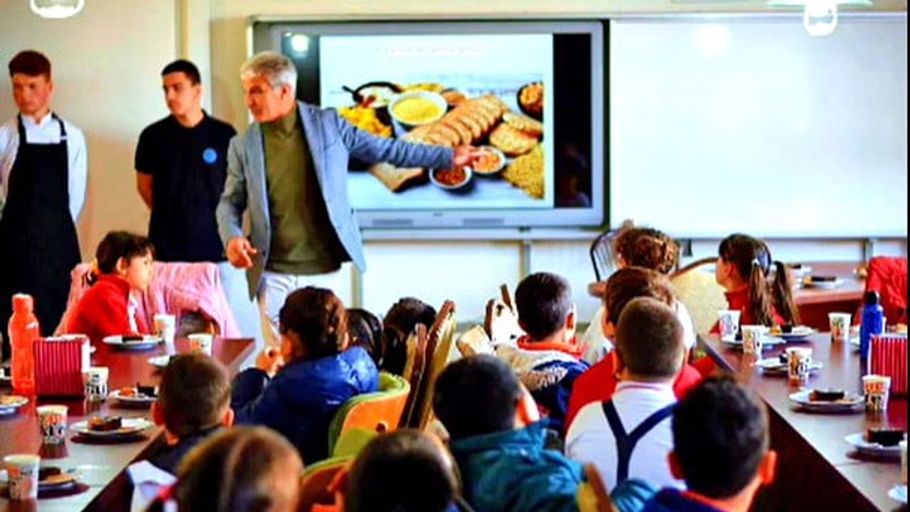 Çeşme'de öğrenciler 'Fit Children Bright Minds' projesiyle sağlıklı beslenmeyi uygulamalı öğrendi