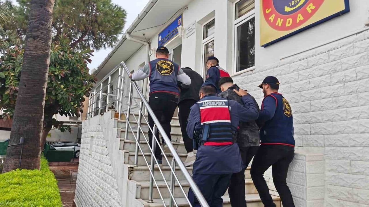 Çeşme'de park halindeki araçlara yönelik hırsızlık girişimi, 35 kamerayla tespit edilen iki şüpheli yakalandı