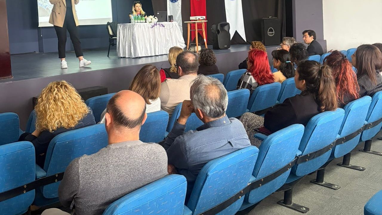 Çeşme'de üniversite kampüsünde KADES ve narkotik eğitimi: 225 katılımcı bilgilendirildi