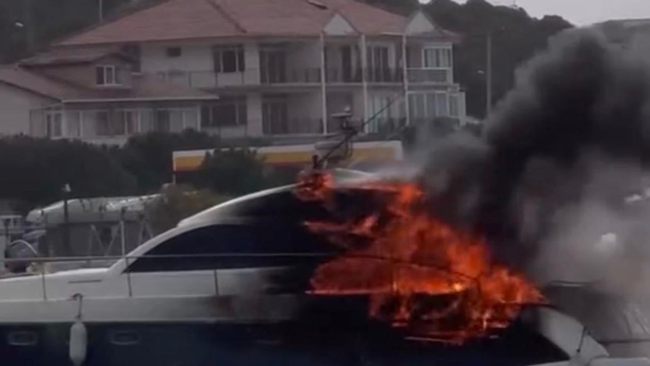 Çeşme sahilinde demirli motoryatta yangın söndürüldü; büyük çaplı hasar oluştu