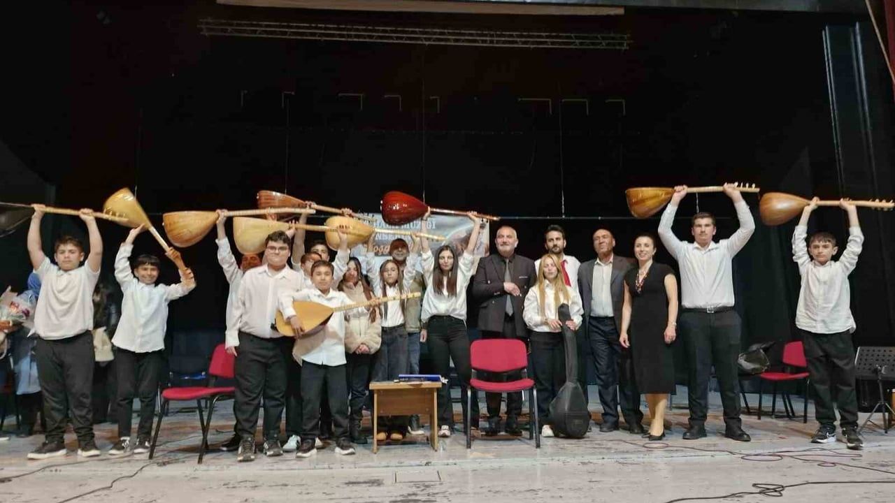 Ceyhan'da bağlama kursunun ilk mezunları halk müziği konserinde sahne aldı