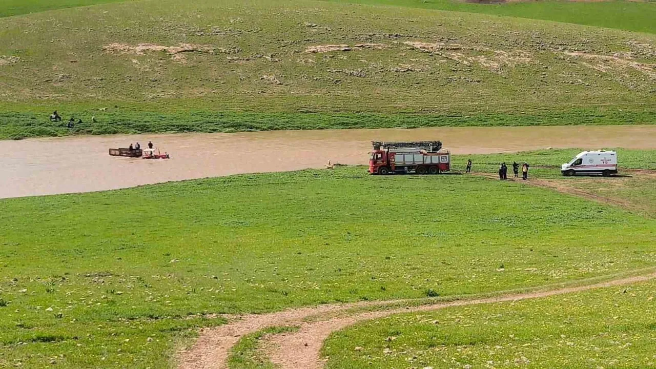 Ceylanpınar'da traktörle derenin ortasında mahsur kalan 3 kişi kurtarıldı