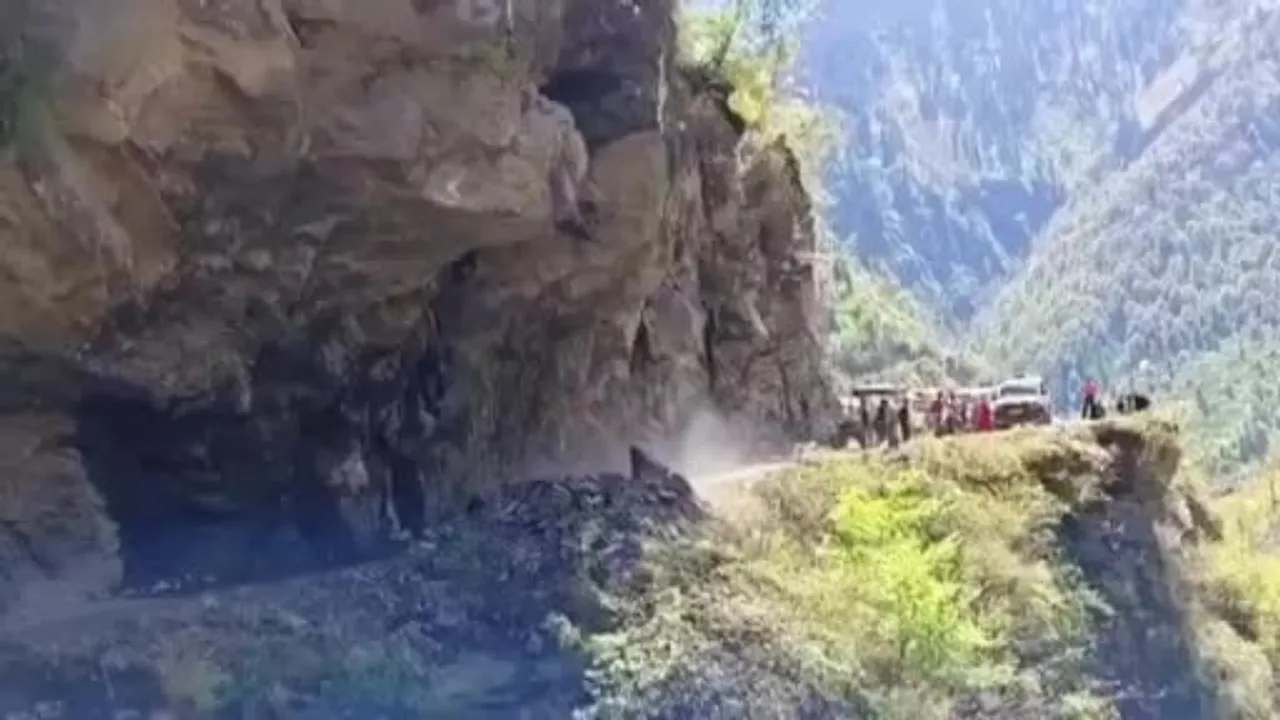 Chamba'da Bagheigadh-Changju yolunda dev kaya saniyeler içinde çöktü