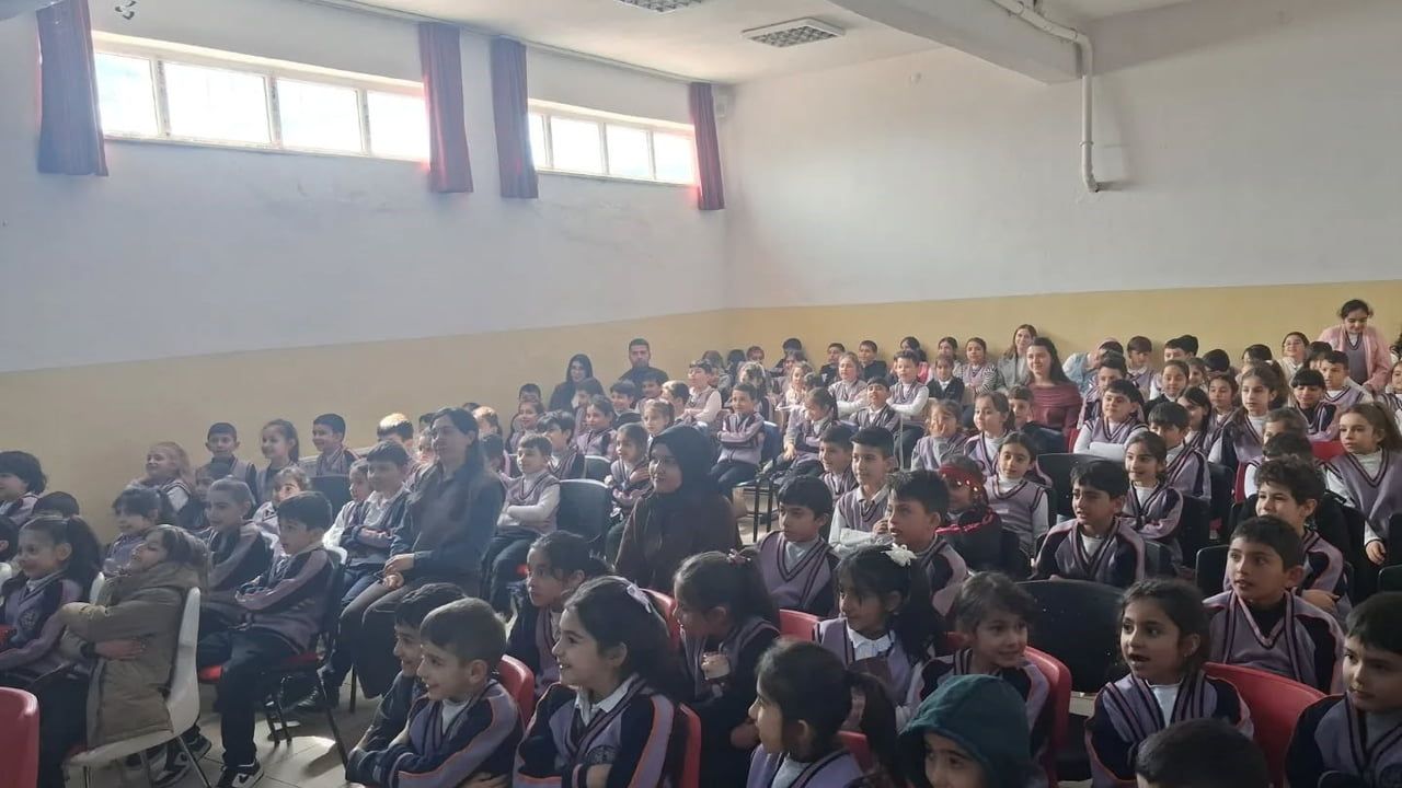 Çıldır'da Öğrencilere Sihirli Dakikalar: Federasyon, Sihirbaz Abdullah Akbulut ile Buluştu