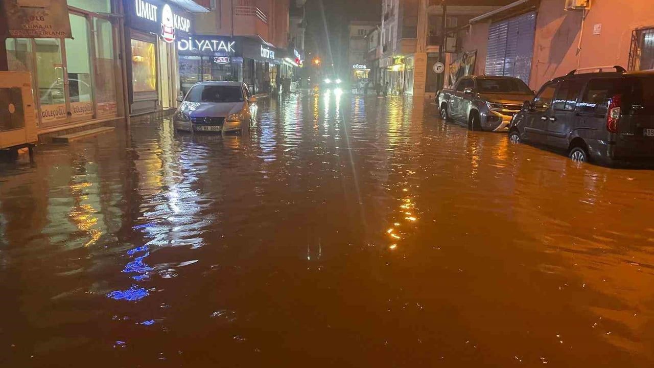 Çine’de akşam sağanağı: Atatürk Caddesi başta olmak üzere sokaklarda su baskınları, ekipler müdahale ediyor