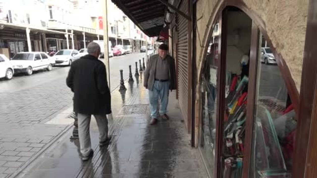 Çıraklıktan ustalığa: Gaziantep’te 67 yıldır 5 metrekarelik dükkânda bıçakçılık yapan Cemil Culfa