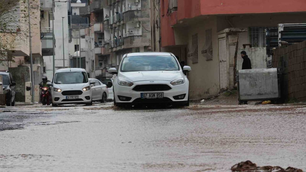 Cizre’de sağanak yağış cadde ve sokakları suyla doldurdu, trafik aksadı