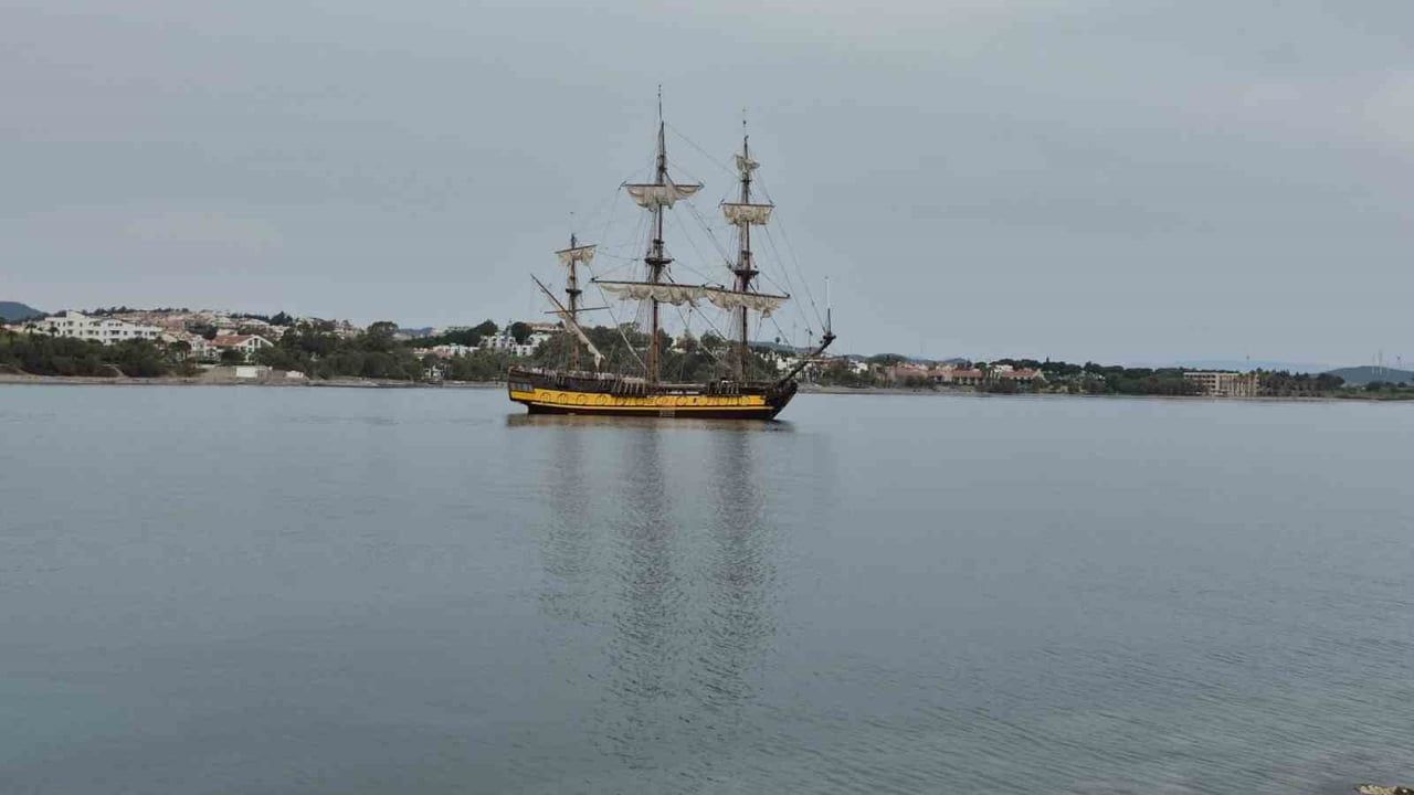 Cook Adaları bayraklı TS SHTANDART yelkenlisi Datça Limanı'na demirledi