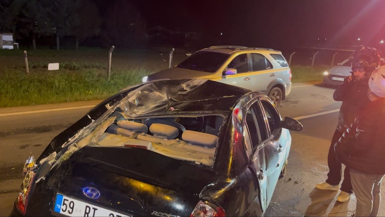 Çorlu'da alkollü sürücünün kontrolünü kaybettiği otomobil refüjdeki ağaç ve tabelaya çarptı