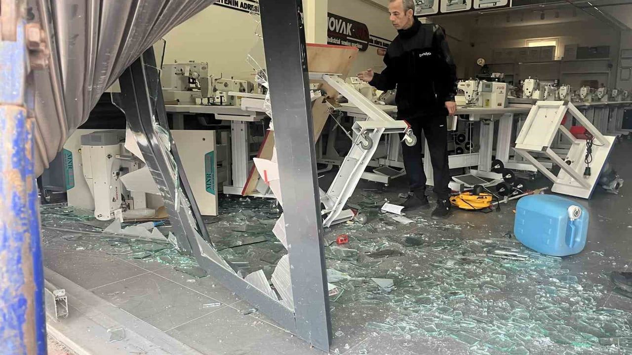 Çorlu'da fren yerine gaza basan sürücü dikiş makinesi mağazasına girdi