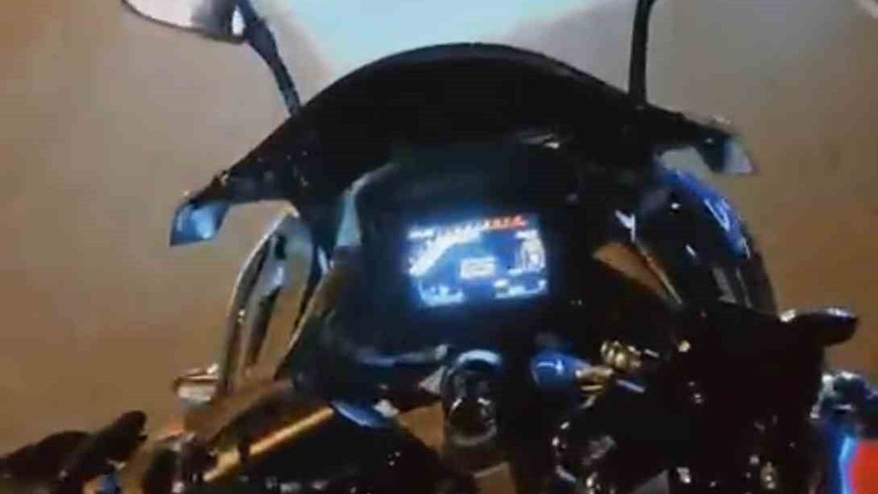 Çorlu'da otomobille çarpışan motosiklet sürücüsü yaralandı; kaza anı kamerada