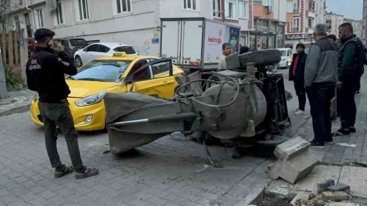 Çorlu'da panelvanın arkasındaki harç karma makinesi ticari taksinin üzerine devrildi