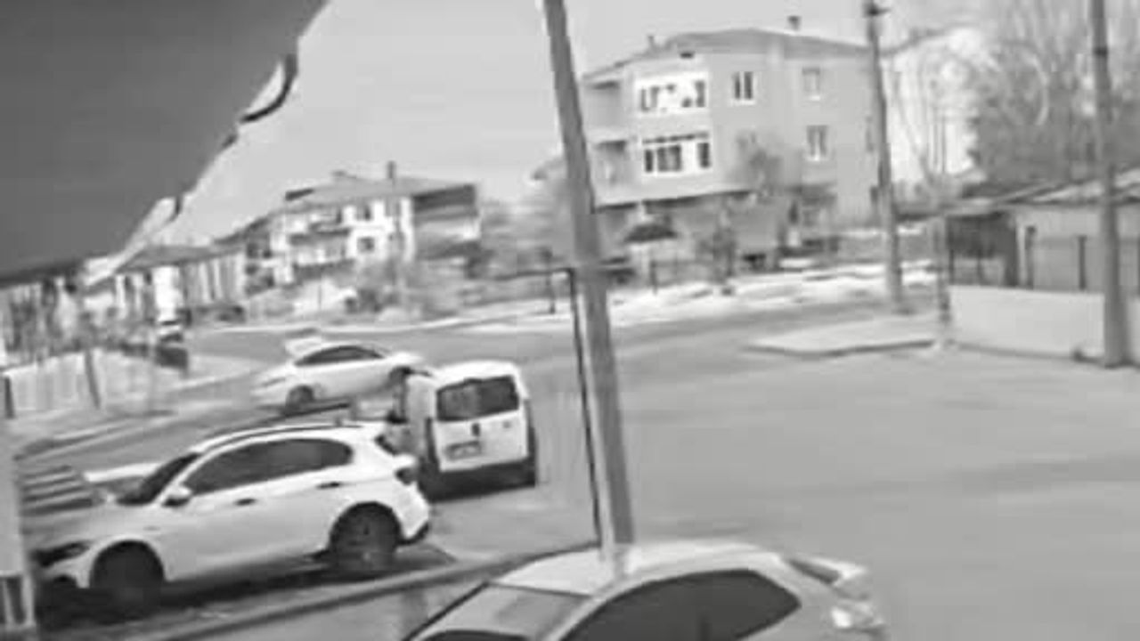 Çorlu’da yol ayrımında çarpışma: Motosikletten fırlayan sürücü yaralandı