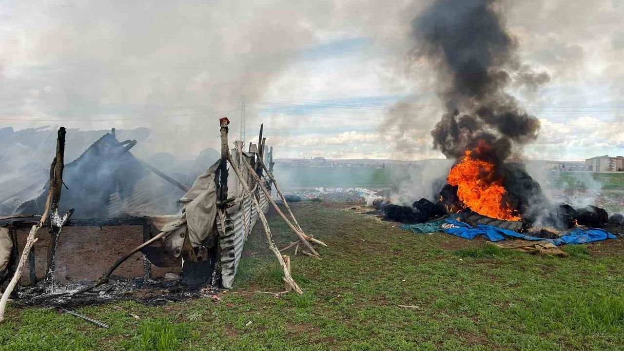Çorum Alaca'da ağılda çıkan yangında 150 saman balyası ve ağıl zarar gördü