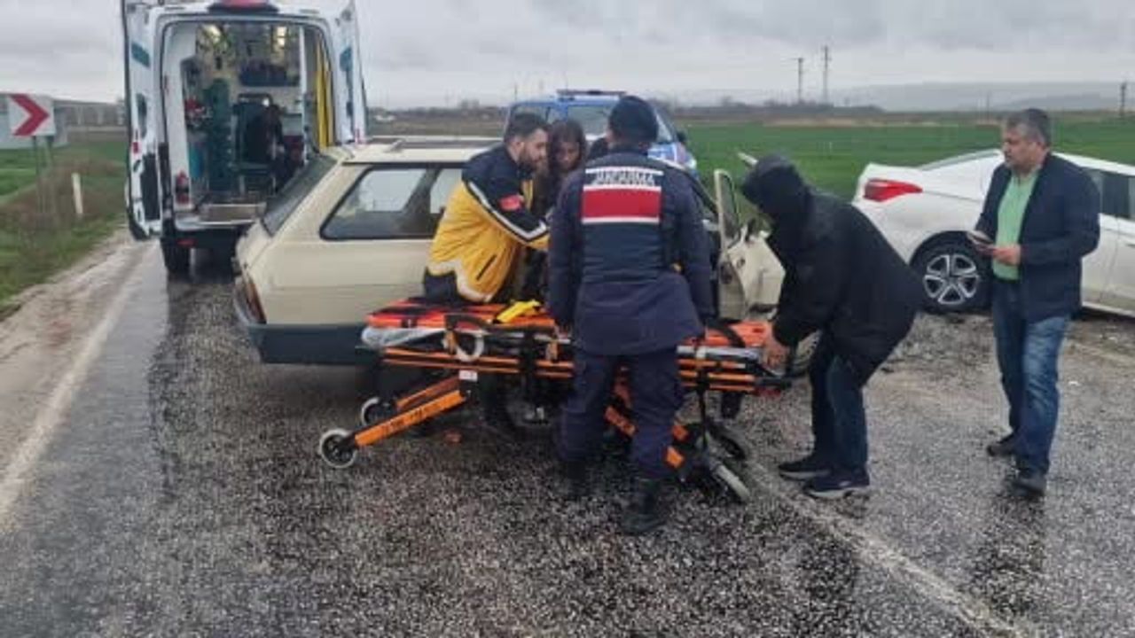 Çorum Alaca'da iki otomobil çarpıştı: 3 kişi yaralandı
